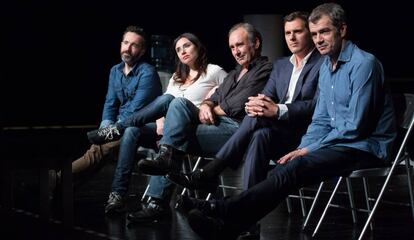 Toni Cantó y Albert Rivera, junto a los actores de la obra Debate, en el coloquio