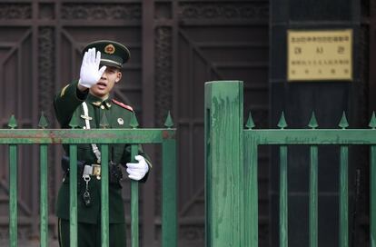 Policiais chineses montam guarda em frente à residência de hóspedes do estado Diaoyutai em Pequim. As suspeitas sobre a presença do líder norte-coreano aumentaram porque as especulações sobre sua visita não foram confirmadas ou desmentidas oficialmente.