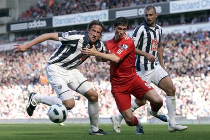 Fernando Torres pugna con dos rivales del WBA.