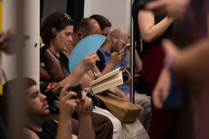 Viatgers dels Ferrocarrils de la Generalitat llegeixen en llibres i mòbils