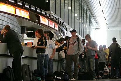 Un grupo de viajeros espera su turno para identificarse en el aeropuerto de Ámsterdam.