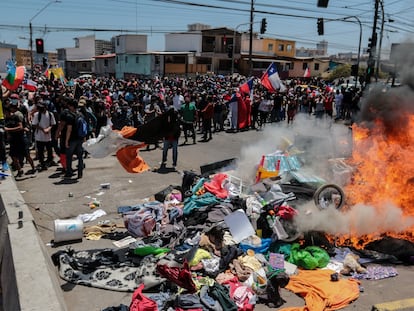 Grupo de personas queman carpas que eran utilizadas por extranjeros para pernoctar en plazas y playas, durante una marcha contra la migración irregular el sábado, en Iquique (Chile).