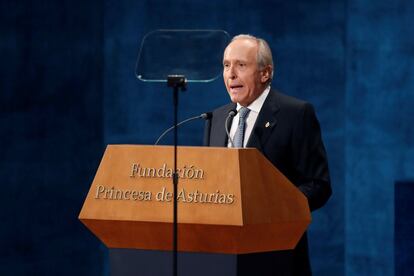 El presidente de la Fundación Princesa de Asturias, Luis Fernández-Vega, interviene en la ceremonia de entrega de los premios.