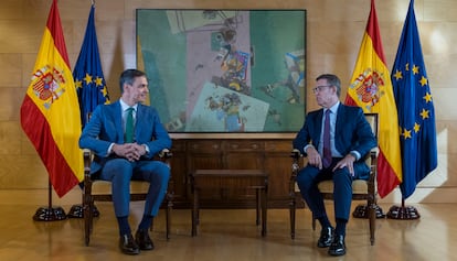 El líder del PSOE, Pedro Sánchez, en su reunión con Alberto Núñez Feijóo, el 9 de octubre en el Congreso.