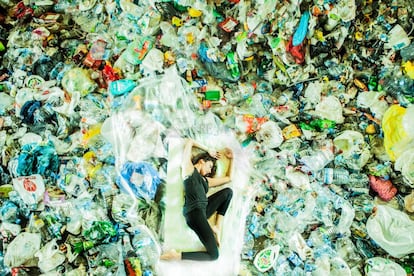 'Waste Floating'. Fotografía realizada en agosto de 2013 en la planta de Gestión de Residuos de Tenerife, en concreto en la planta de tratamiento de residuos plásticos. La expresión corporal siempre está presente en el trabajo de ziREjA para reflejar la convivencia entre quienes generan los desechos con el propio desecho.