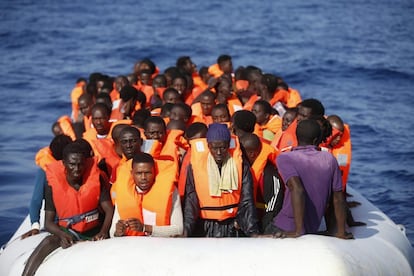 CRI14 MAR MEDITERRÁNEO 20/10/2016.- Fotografía cedida hoy, 20 de octubre de 2016, por la Crus Roja Italiana (CRI), que muestra una operación de rescate de inmigrantes en el Mar Mediterráneo. Equipos de la Cruz Roja Italiana y del Malta Migrants Offshore Aid Station (MOAS) anunciaron el salvamento de 434 personas en tres operaciones diferentes, embarcados en el buque "Responder", una de las dos emabrcaciones con las que trabajan en conjunto las equipos CRI/MOAS. EFE/Italian Red Cross/Yara Nardi/Han FOTOGRAFÍA CEDIDA/ SOLO USO EDITORIAL/ NO VENTAS