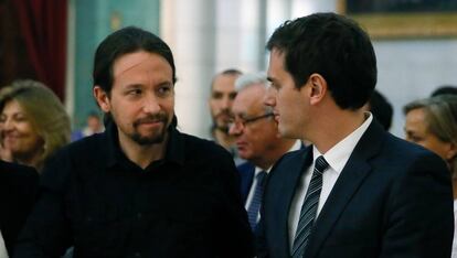 Pablo Iglesias y Albert Rivera se saludan en la Catedral de La Almudena, Madrid.