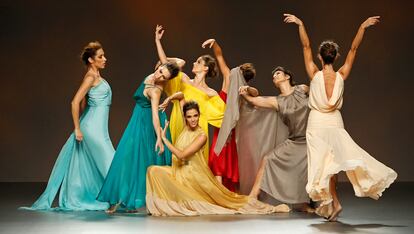 Primavera-verano 2015. Colección Siete Islas. "El Ballet Nacional de España, de la mano de Antonio Najarro, coreografió un desfile que recuerdo con mucha emoción", comenta el diseñador. Inspirado en las Islas Canarias, el desfile sustituyó las modelos por bailarinas.