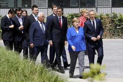 La canciller alemana, Angela Merkel, junto al secretario de la OTAN y el resto de líderes políticos.