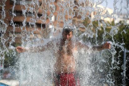 Homem se refresca em uma fonte pública de Córdoba, uma das cidades mais afetadas pela onda de calor