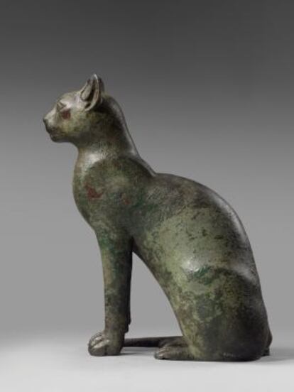 Estatua de gata sentada (Felis sylvestris catus), de Baja Época (664-332 a. C.), una de las obras del Museo del Louvre que se verán en Barcelona.