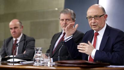 El ministro de Economía, Luis de Guindos (izquierda), junto a de Méndez de Vigo y Cristóbal Montoro, ministro de Hacienda.