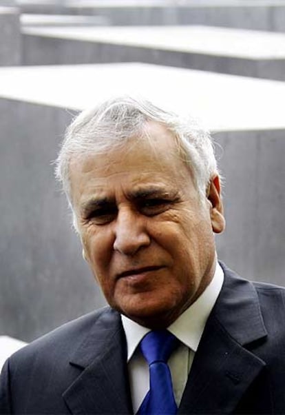 Moshe Katsav, en el monumento en memoria del Holocausto de Berlín el pasado 1 de junio.