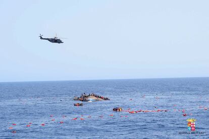 Los inmigrantes son rescatados por la marina de guerra italiana frente a la costa de Libia.