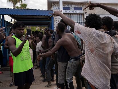 Un grupo de migrantes subsaharianos llega al Centro de Estancia Temporal de Inmigrantes (CETI) de Melilla, tras haber saltado la valla, este viernes 24 de junio de 2022