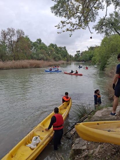 Estudiantes del IES Virgen de la Paloma y trabajadores durante el descenso al río Tajo el martes 22 de abril. Fotografías cedidas.