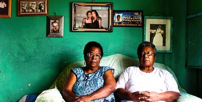 Dos mujeres afrodescendentes en Mata Clara. Sobre ellas, retratos familiares.