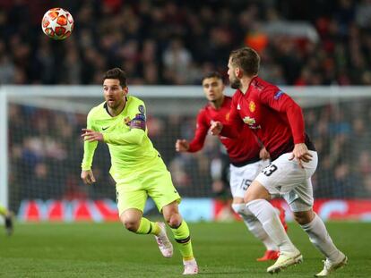 Leo Messi corre por el balón ante la mirada de Shaw.