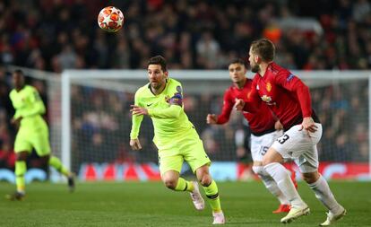 Leo Messi corre por el balón ante la mirada de Shaw.