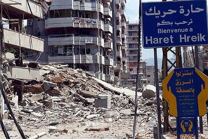 Un cartel da la bienvenida al barrio de Haret Hreik, feudo de Hezbolá y el más castigado por los bombardeos.