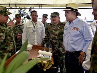 El presidente de Colombia, Iván Duque, conversa con militares.