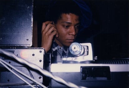 Jean-Michel Basquiat ejerce de DJ en Area, en 1986. Fotografía de Johnny Dynell.