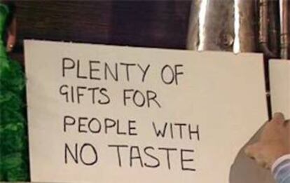 El cartel de la tienda Grot avisaba al cliente de su mercancía con el rótulo 'Llenos de regalos para gente sin gusto'. |