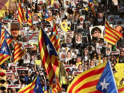 Miles de personas desfilan en la manifestación organizada para exigir la libertad de los políticos independentistas presos, en Barcelona.