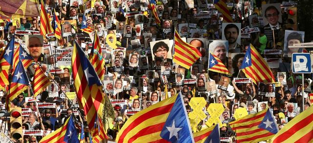Miles de personas salen a la calle en Barcelona reclamando libertad ...