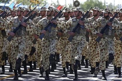 Las tropas del Ejército iraní marchan durante el desfile frente al mausoleo del ayatolá Jomeini, a las afueras de Teherán.