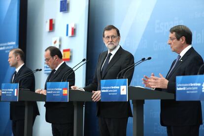 Joseph Muscat, François Hollande, Mariano Rajoy y Nikos Anastasiadis durante su intervención ante la prensa.  