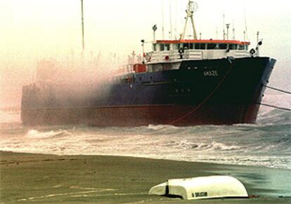 Imagen del barco que ha embarrancado en Gerona por el temporal.