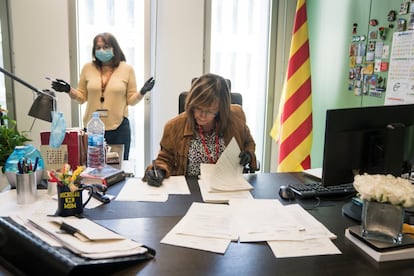 Carmen García repasa los atestados de detenidos en su despacho, en la planta 9 de la Ciudad de la Justicia de Barcelona.