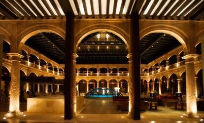 Claustro renacentista del edificio monumental que alberga el hotel Termal Burgo de Osma (Soria).