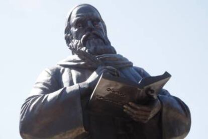 Monumento que homenajea a Omar Khayyam en la provincia iraní de Gilan