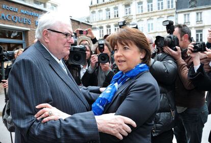 El ex primer ministro socialista Pierre Mauroy y la alcaldesa de Lille Martine Aubry se saludan al salir del centro electoral de su circunscripción.