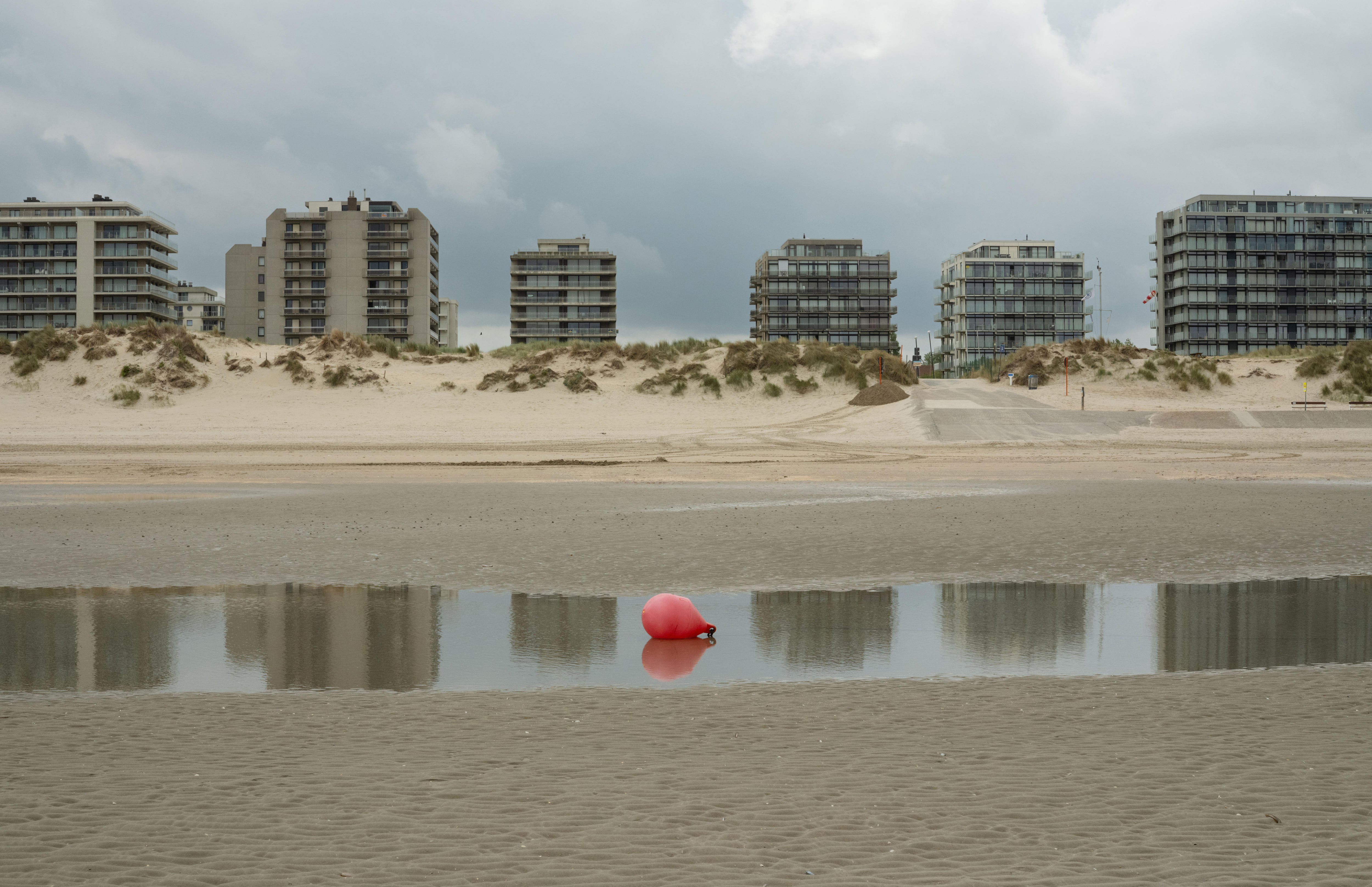 Una defensa rosa en la playa de De Panne, en Bélgica, el pasado 8 de junio.