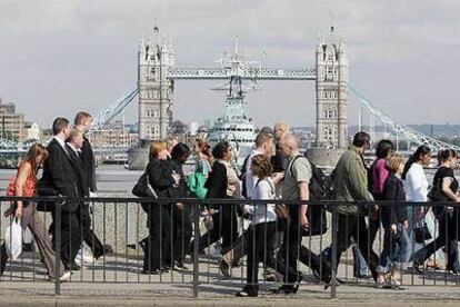 Ciudadanos londineses vuelven a casa andando en la tarde del pasado día 7, después de que las autoridades decidieran suspender el transporte público.