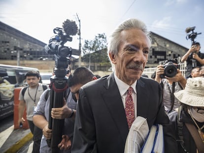 José Rubén Zamora llega este miércoles a Torre de Tribunales para la audiencia en que se espera que un tribunal dé su veredicto en Ciudad de Guatemala.