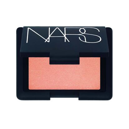 Orgasm Blush de NARS. El propio creador de la firma, François Nars, lanzó en 1999 el icónico colorete convirtiéndolo rápidamente en favorito. Después de dos décadas de éxito y de crear toda una línea de productos Orgasm en torno a él, se venden más de 2 blush por minuto en el mundo. Y sí: la razón es que crea un rubor perfecto en el rostro similar al que nace cuando experimentas la sensación que le da nombre...