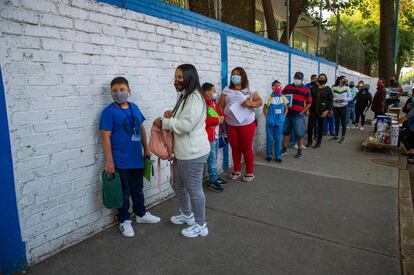 La reapertura de las escuelas se da después de la vacunación de los trabajadores del sector educativo en la capital.