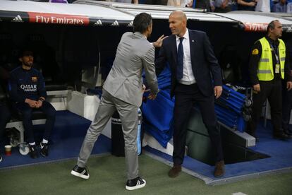 Luis Enrique y Zinedine Zidane se saludan antes de comenzar el encuentro.