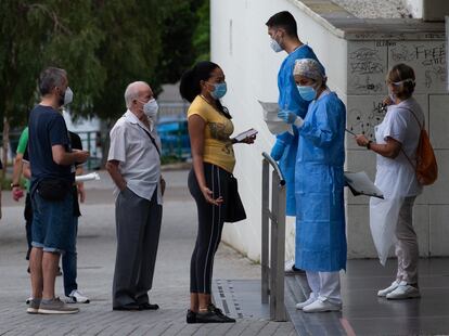 Varias personas esperan para entrar en el Centro de Atención Primaria de La Florida de L'Hospitalet (Barcelona).