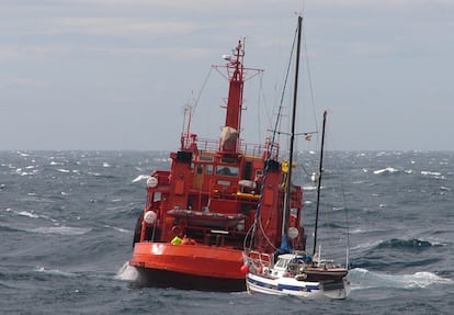 Una embarcación de Salvamento Marítimo remolca un velero. Foto: Salvamento Marítimo.