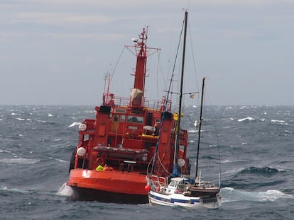 Una embarcación de Salvamento Marítimo remolca un velero. Foto: Salvamento Marítimo.