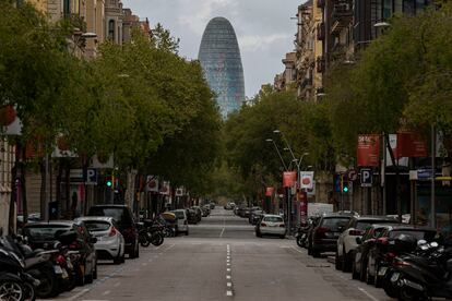 La Torre Glòries vista desde la calle de Casp durante el décimo día de confinamiento por el coronavirus.