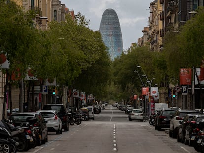 La Torre Glòries vista desde la calle de Casp durante el décimo día de confinamiento por el coronavirus.