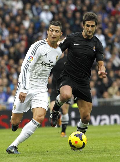 Cristiano Ronaldo es perseguido por el defensa Markel Bergara.