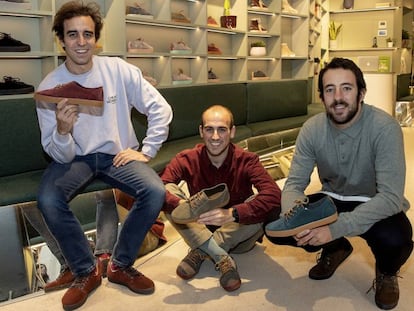 Los fundadores de la marca de zapatillas Pompeii en su tienda de la calle Fuencarral.