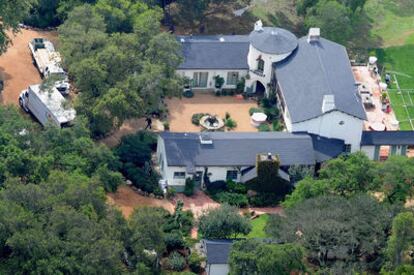 Vista aérea de la mansión en la que han contraído matrimonio la actriz Reese Witherspoon y su ya esposo, el agente Jim Toth, en Ojai, California (EE UU), durante los últimos preparativos del enlace.